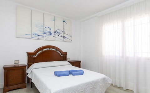 Peñismar i: Meubles, Bâtiment, Confort, Fenêtre, Bleu Azur, Bois, Ombre, Design Intérieur, Cadre De Lit, Lit