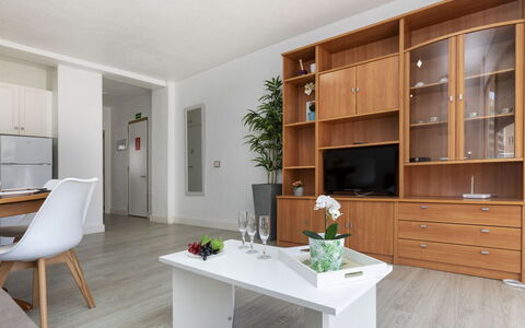 Peñismar i: Meubles, Propriété, Cabinetry, Design Intérieur, Bois, Table, Étagère, Sol, Plante