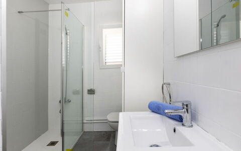 Las Terrazas de Atalayas: Évier, Robinet, Miroir, Luminaire Plomberie, Salle De Bains, Lavabo, Porte, Éclairage, Design Intérieur