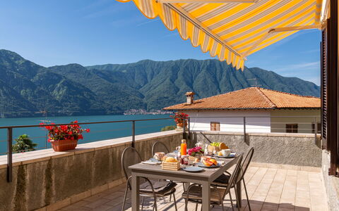 Tremezzina 606: Table, Ciel, Propriété, Montagne, Meubles, Bâtiment, Pot De Fleur, L'Eau, Bleu Azur, Mobilier De Jardin
