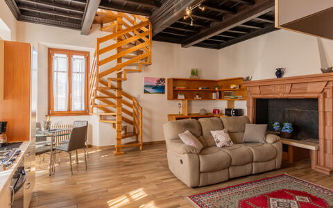 Tremezzina 606: Meubles, Propriété, Chaise, Bois, Bâtiment, Design Intérieur, Fenêtre, Sol, Sol, Salon