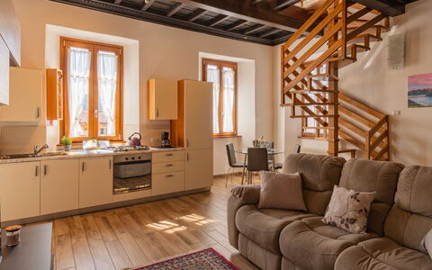 Tremezzina 606: Cabinetry, Propriété, Meubles, Canapé, Fenêtre, Comptoir, Évier, Bois, Design Intérieur, Architecture