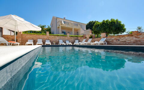 Villa Meri: L'Eau, Ciel, Bâtiment, Jour, Propriété, Piscine, Plante, Bleu Azur, Arbre, Maison