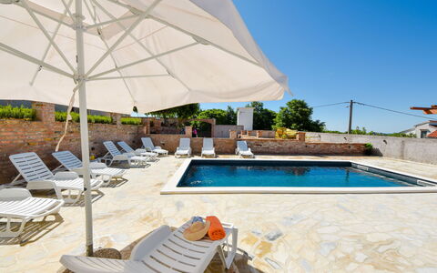 Villa Meri: L'Eau, Propriété, Meubles, Ciel, Bleu Azur, Piscine, Bâtiment, Mobilier De Jardin, Ombre, Balancelle