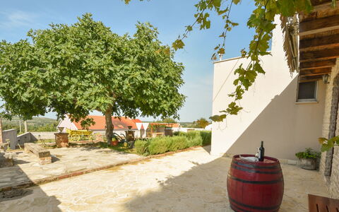 Villa Meri: Ciel, Montagne, Jour, Bâtiment, Plante, Paysage Naturel, Maison, Végétation, Montagnes, Arbre