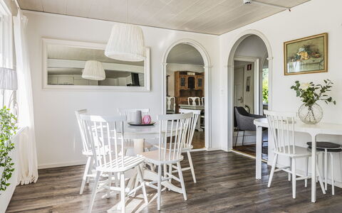 Ryedal: Table, Propriété, Meubles, Plante, Chaise, Design Intérieur, Bois, Éclairage, Sol, Sol