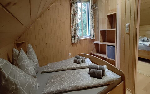 Reiter: Fenêtre, Meubles, Bâtiment, Confort, Bois, Cabinetry, Design Intérieur, Cadre De Lit, Ombre, Sol