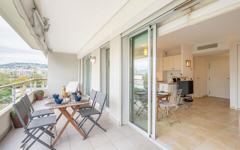 Cannes 535: Meubles, Table, Bâtiment, Chaise, Fenêtre, Bois, Sol, Ombre, Sol, Porche
