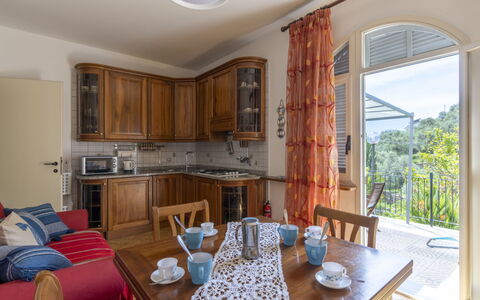 Paradiso tra Gli Ulivi: Nuage, Plante, Ciel, Propriété, Bâtiment, Fenêtre, Arbre, Lot Terre, Table, Maison