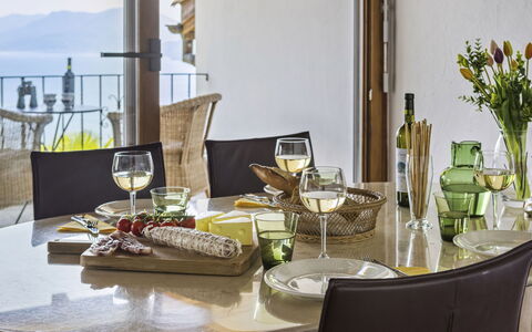 Porta: Table, Vaisselle, Meubles, Aliments, Vaisselle, Nappe De Table, Design Intérieur, Assiette, Verre De Vin, Verres À Pied