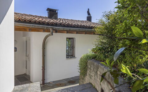 Porta: Bâtiment, Plante, Ciel, Fenêtre, Maison, Lot Terre, Porte, Chalet, Surface De La Route