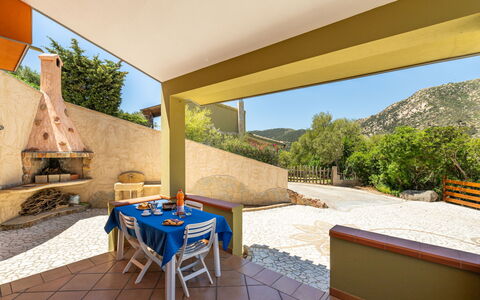 Luli: Table, Propriété, Plante, Meubles, Ciel, Ombre, Bois, Bâtiment, Arbre, Mobilier De Jardin