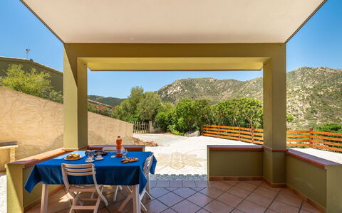 Luli: Table, Plante, Propriété, Bâtiment, Bleu Azur, Ciel, Ombre, Design Intérieur, Éclairage, Bois
