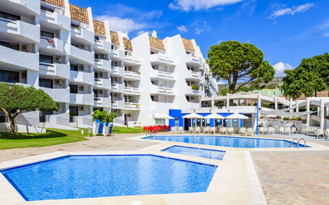 Eurhostal - Seaview: Ciel, L'Eau, Nuage, Bâtiment, Propriété, Plante, Piscine, Bleu Azur, Architecture, Arbre