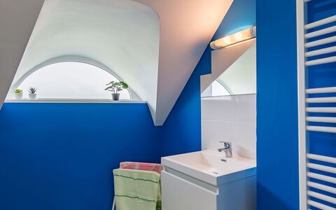 Ar Wellen: Miroir, Robinet, Propriété, Évier, Luminaire Plomberie, Salle De Bains, Bleu, Bâtiment, Violet, Design Intérieur