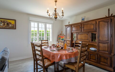 Ar Wellen: Meubles, Table, Cadre, Propriété, Chaise, Cabinetry, Bâtiment, Bois, Design Intérieur, Fenêtre