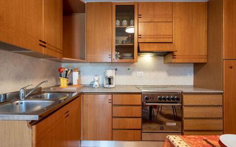 Vallegra: Marron, Comptoir, Cabinetry, Evier, Meubles, Propriété, Évier, Bâtiment, Cuisine, Bois