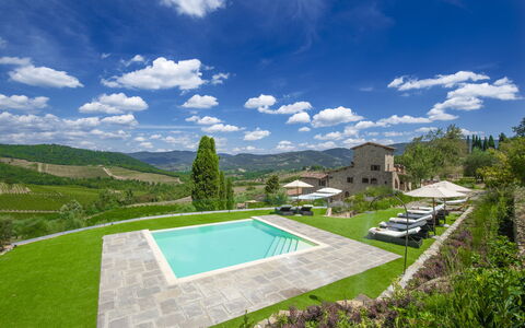 La Torre Di Panzano: Nuage, Ciel, Plante, Propriété, Bâtiment, Bleu Azur, Paysage Naturel, Piscine, Lot Terre, Végétation
