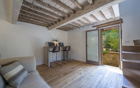 La Torre Di Panzano: Propriété, Bâtiment, Bois, Confort, Design Intérieur, Architecture, Sol, Sol, Salon, Tache De Bois