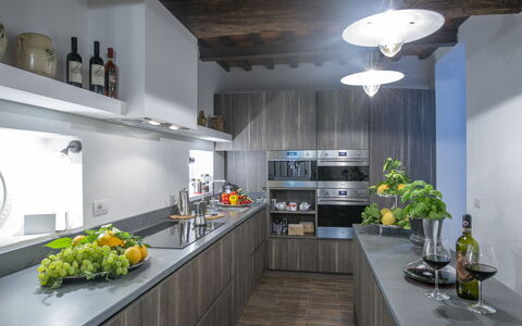 La Torre Di Panzano: Comptoir, Cabinetry, Bâtiment, Cuisine, Design Intérieur, Cuisinière, Plante, Sol, Évier