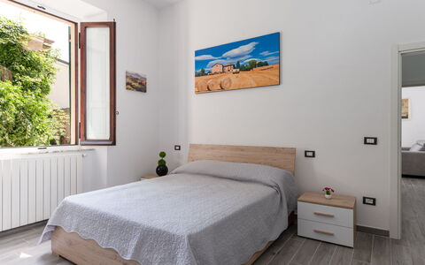 Sanda: Meubles, Propriété, Confort, Bâtiment, Bois, Fenêtre, Design Intérieur, Sol, Ombre, Cadre De Lit