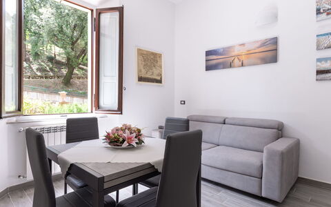 Sanda: Meubles, Table, Propriété, Canapé, Cadre, Plante, Bois, Design Intérieur, Éclairage, Bâtiment