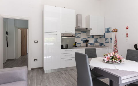 Sanda: Meubles, Table, Confort, Bâtiment, Design Intérieur, Cabinetry, Plante D'Appartement, Sol, Sol, Canapé