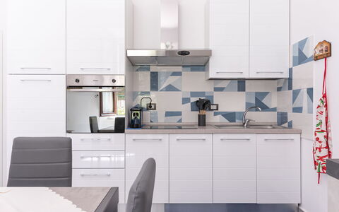 Sanda: Cabinetry, Propriété, Comptoir, Cuisinière, Évier, Evier, Robinet, Cuisine, Design Intérieur, Tiroir