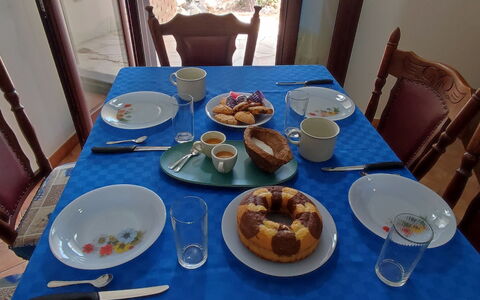 Relax: Aliments, Table, Vaisselle, Meubles, Vaisselle, Chaise, Assiette, Coupe, Drinkware, Ingrédient