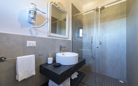Bella Di Panzano: Miroir, Propriété, Robinet, Évier, Luminaire Plomberie, Lavabo, Salle De Bains, Violet, Design Intérieur, Architecture