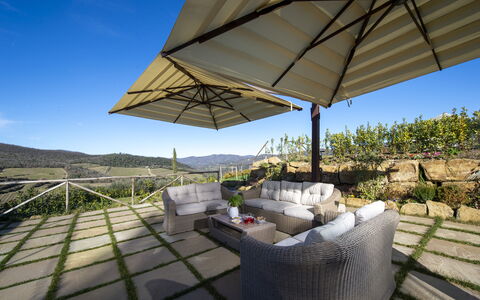 Bella Di Panzano: Plante, Ciel, Propriété, Bâtiment, Ombre, Design Intérieur, Mobilier De Jardin, Chalet, Loisir, Immobilier