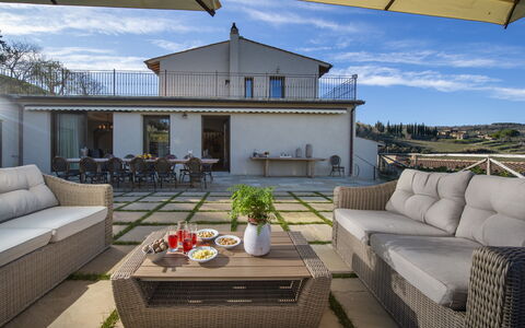 Bella Di Panzano: Meubles, Ciel, Table, Propriété, Canapé, Nuage, Design Intérieur, Mobilier De Jardin, Ombre, Salon