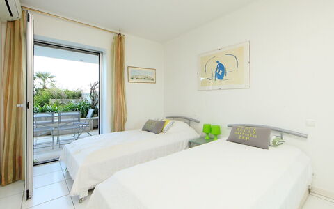 Cannes 615: Chambre, Pièce, Propriété, Meubles, Lit, Drap De Lit, Design Intérieur, Bâtiment, Immobilier, Literie
