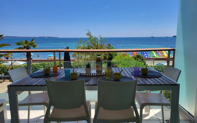 Cannes 615: L'Eau, Ciel, Table, Meubles, Propriété, Chaise, Bleu Azur, Tableau De Plein Air, Mobilier De Jardin, Vaisselle