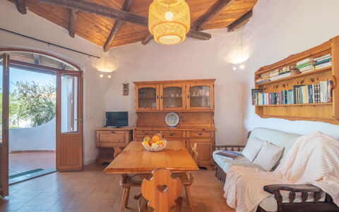 Valledoria 45: Propriété, Table, Meubles, Cadre, Bois, Orange, Éclairage, Design Intérieur, Tiroir, Fenêtre