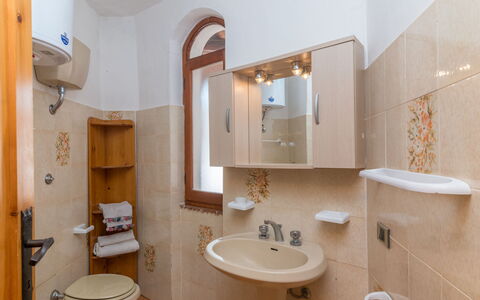 Valledoria 45: Miroir, Robinet, Luminaire Plomberie, Évier, Propriété, Lavabo, Meubles, Salle De Bains, Violet, Architecture