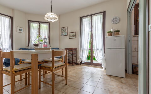 Conero Garden Apartment: Propriété, Fenêtre, Bois, Table, Éclairage, Rideau, Design Intérieur, Porte, Sol