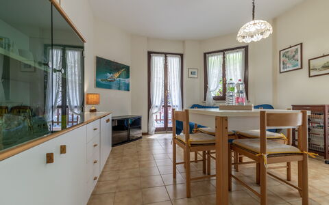 Conero Garden Apartment: Meubles, Propriété, Cabinetry, Cadre, Table, Fenêtre, Chaise, Bois, Design Intérieur