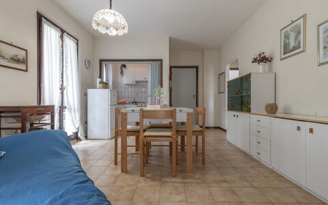 Conero Garden Apartment: Table, Cadre, Meubles, Porte, Cabinetry, Chaise, Bois, Bâtiment, Tiroir, Sol