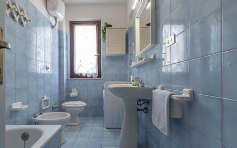 Conero Garden Apartment: Miroir, Robinet, Évier, Luminaire Plomberie, Propriété, Lavabo, Salle De Bains, Violet, Design Intérieur, Mur
