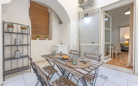 Corte Tiso: Meubles, Bâtiment, Table, Chaise, Bois, Cadre, Design Intérieur, Canapé, Sol, Sol