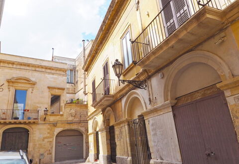 Corte Tiso: Propriété, Fenêtre, Ciel, Porte, Véhicule, Quartier, Voiture, Nuage, Façade, Ville