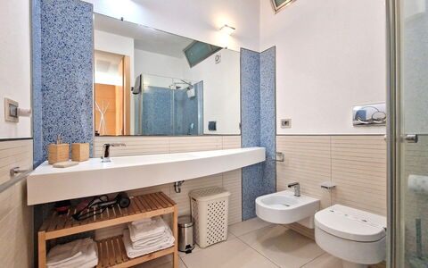 Suite Le Vele: Salle De Bains, Sol, Sol, Luminaire Plomberie, Design Intérieur, Lavabo, Mur, Bois, Évier, Robinet