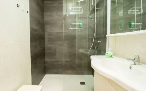 Blankenberge 152: Robinet, Luminaire Plomberie, Propriété, Miroir, Évier, Salle De Bains, Tete De Douche, Douche, Lavabo