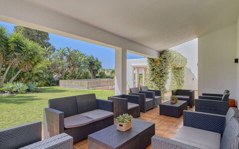 Villa Marina: Table, Meubles, Plante, Ciel, Propriété, Chaise, Bâtiment, Nuage, Design Intérieur, Vaisselle