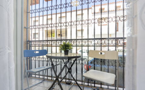 Dumitru: Table, Meubles, Plante, Ciel, Propriété, Chaise, Bâtiment, Nuage, Design Intérieur, Vaisselle
