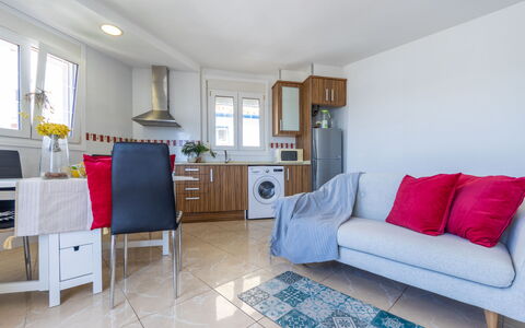 Narcis: Table, Meubles, Plante, Ciel, Propriété, Chaise, Bâtiment, Nuage, Design Intérieur, Vaisselle