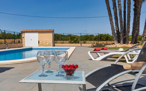 Finca Villa Roig: Table, Meubles, Plante, Ciel, Propriété, Chaise, Bâtiment, Nuage, Design Intérieur, Vaisselle