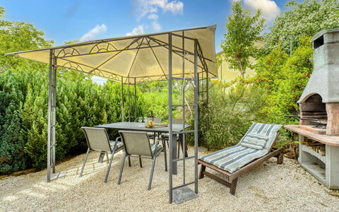 Ani: Table, Meubles, Plante, Ciel, Propriété, Chaise, Bâtiment, Nuage, Design Intérieur, Vaisselle