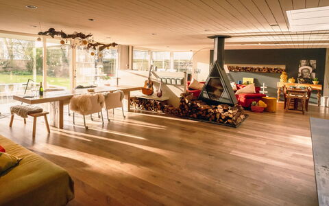 Domicile Adoré with Garden: Meubles, Bâtiment, Plante, Bois, Sol, Sol, Salle, Loisir, Canapé